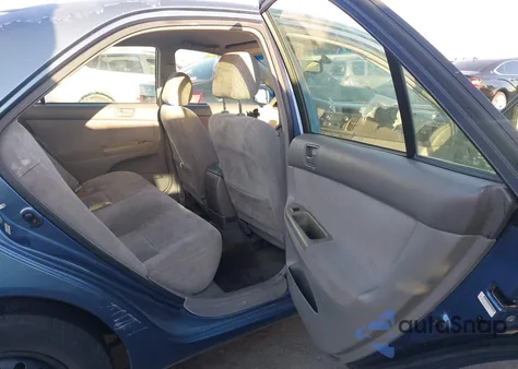 2003 Toyota Camry Le z USA, uszkodzony, nr VIN 4T1BE32KX3U668536